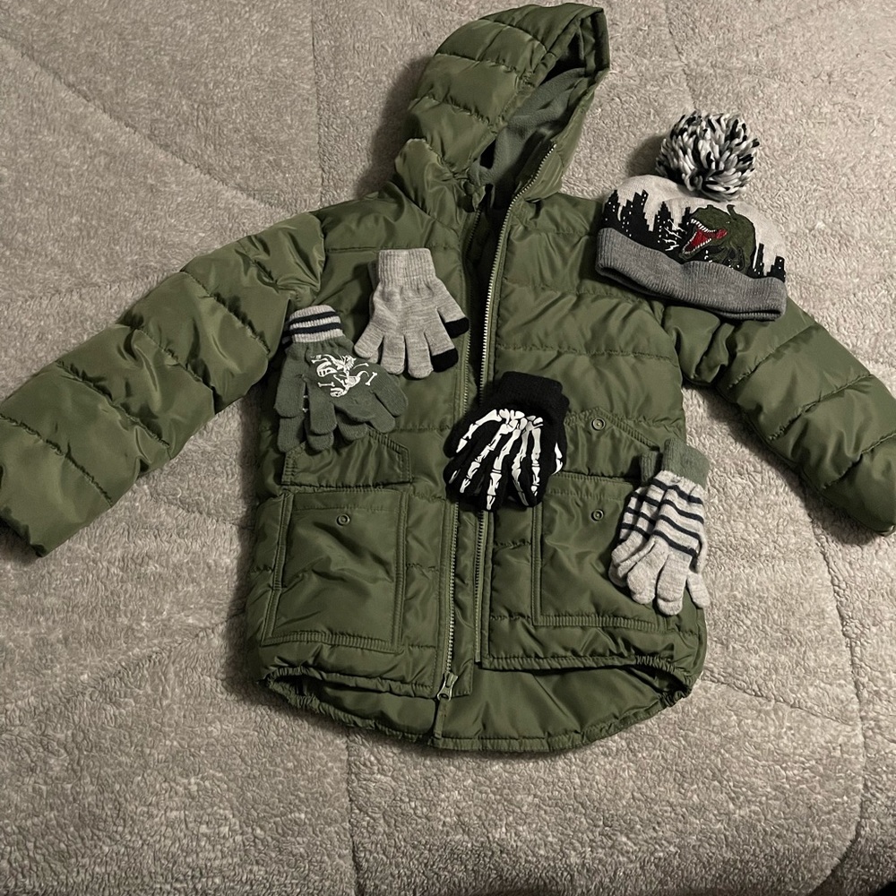 Children’s Place Boys Coat size 10, 4 pairs of mittens an 1 hat